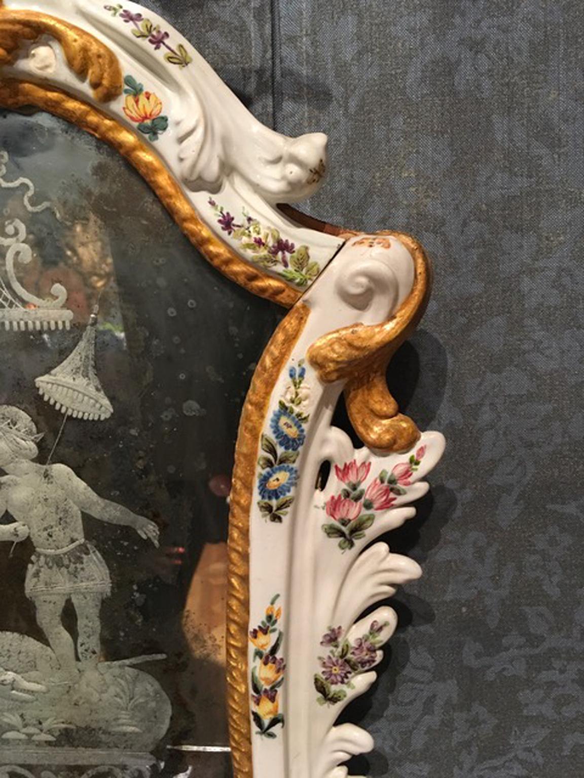 19ème siècle  Paire de miroirs baroques italiens en porcelaine blanche avec fleurs en vente 8