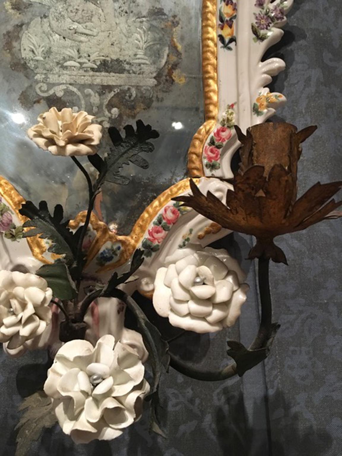 19ème siècle  Paire de miroirs baroques italiens en porcelaine blanche avec fleurs en vente 9
