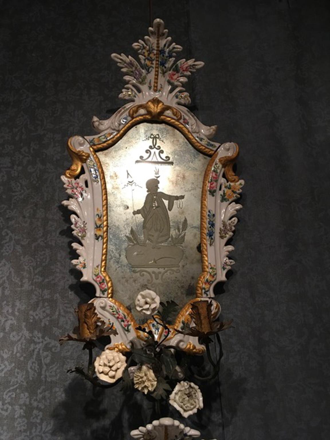 Schönes und feines Paar weißer Maiolica-Spiegel mit eleganten mehrfarbigen Blumenzeichnungen, im Barockstil, handgefertigt in Bassano von dem bekannten Hersteller Antonibon, der aus Venetien stammt und im Stil vom nicht weit entfernten Venedig