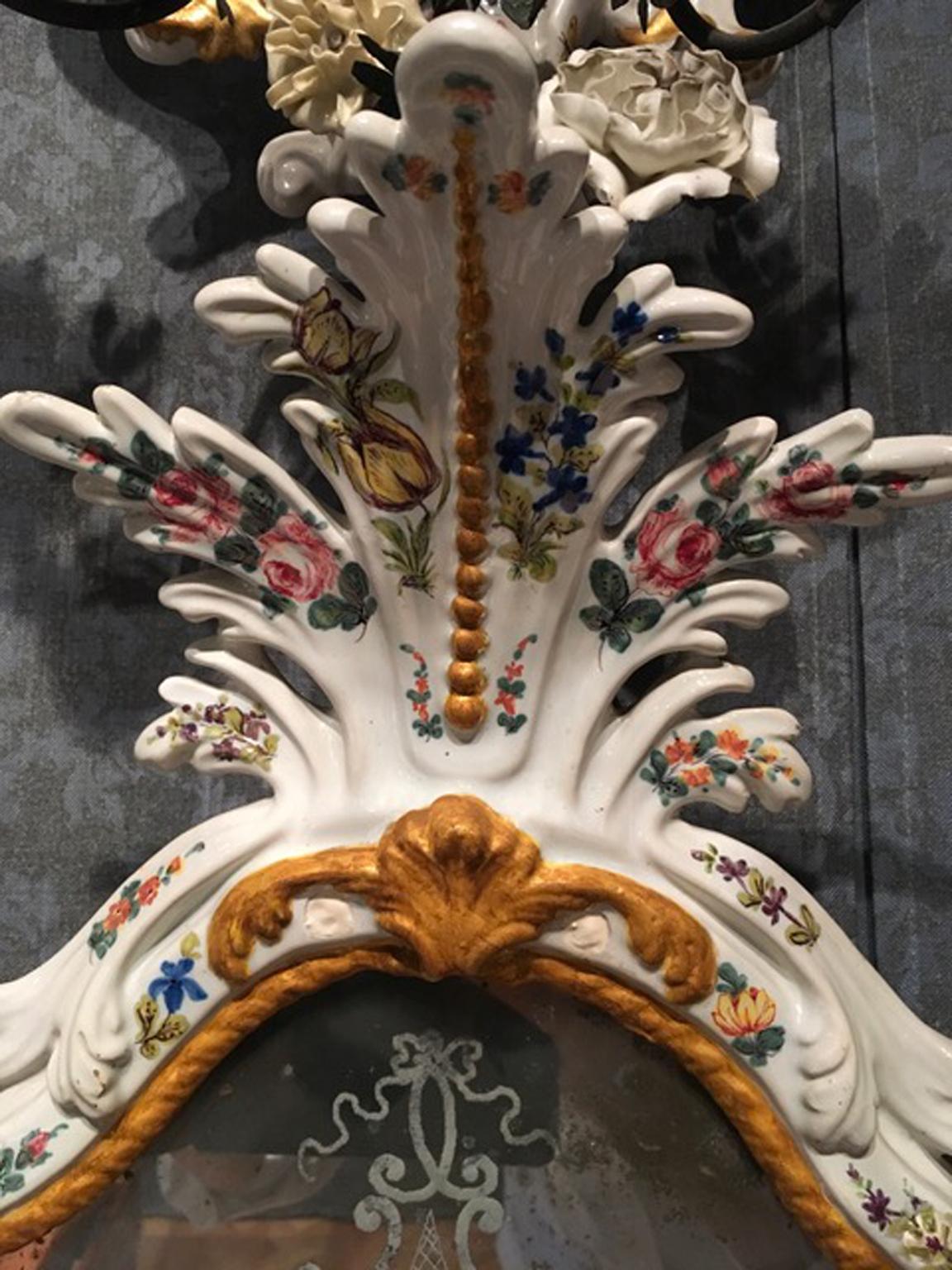 19. Jahrhundert  Paar italienische Barockspiegel aus weißem Porzellan mit Blumen im Angebot 1
