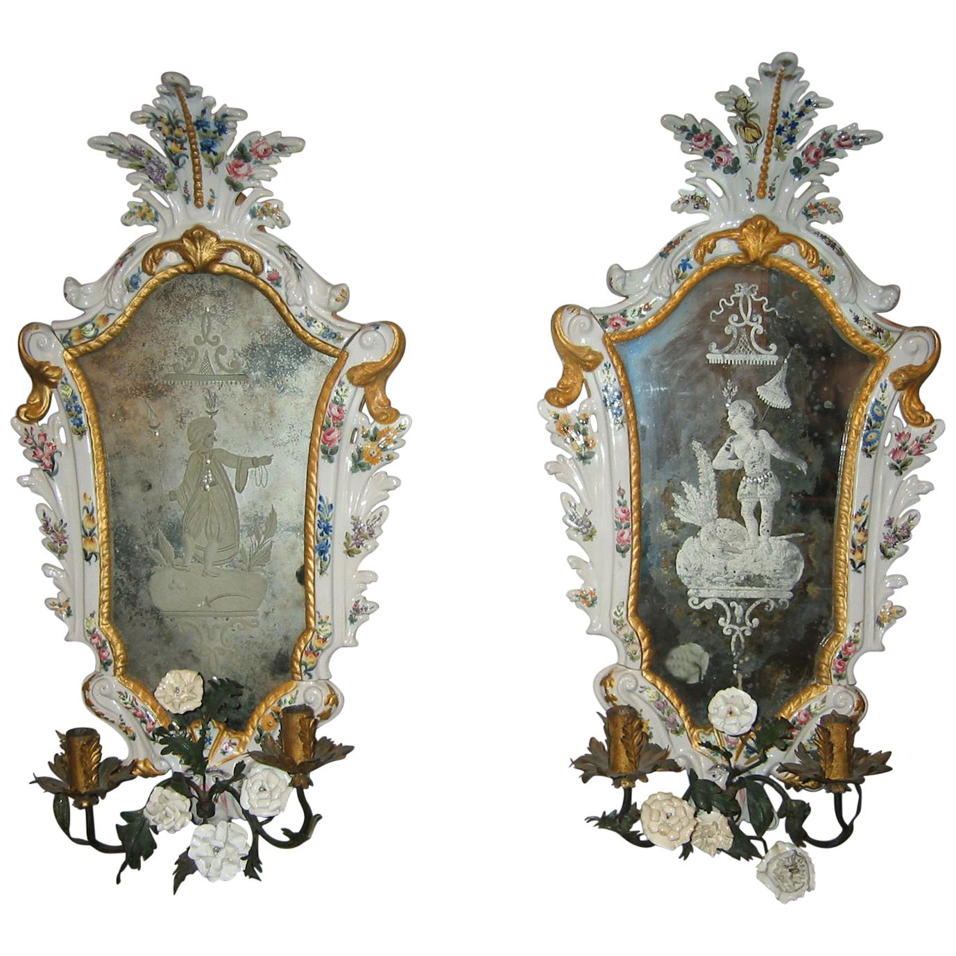 19. Jahrhundert  Paar italienische Barockspiegel aus weißem Porzellan mit Blumen im Angebot
