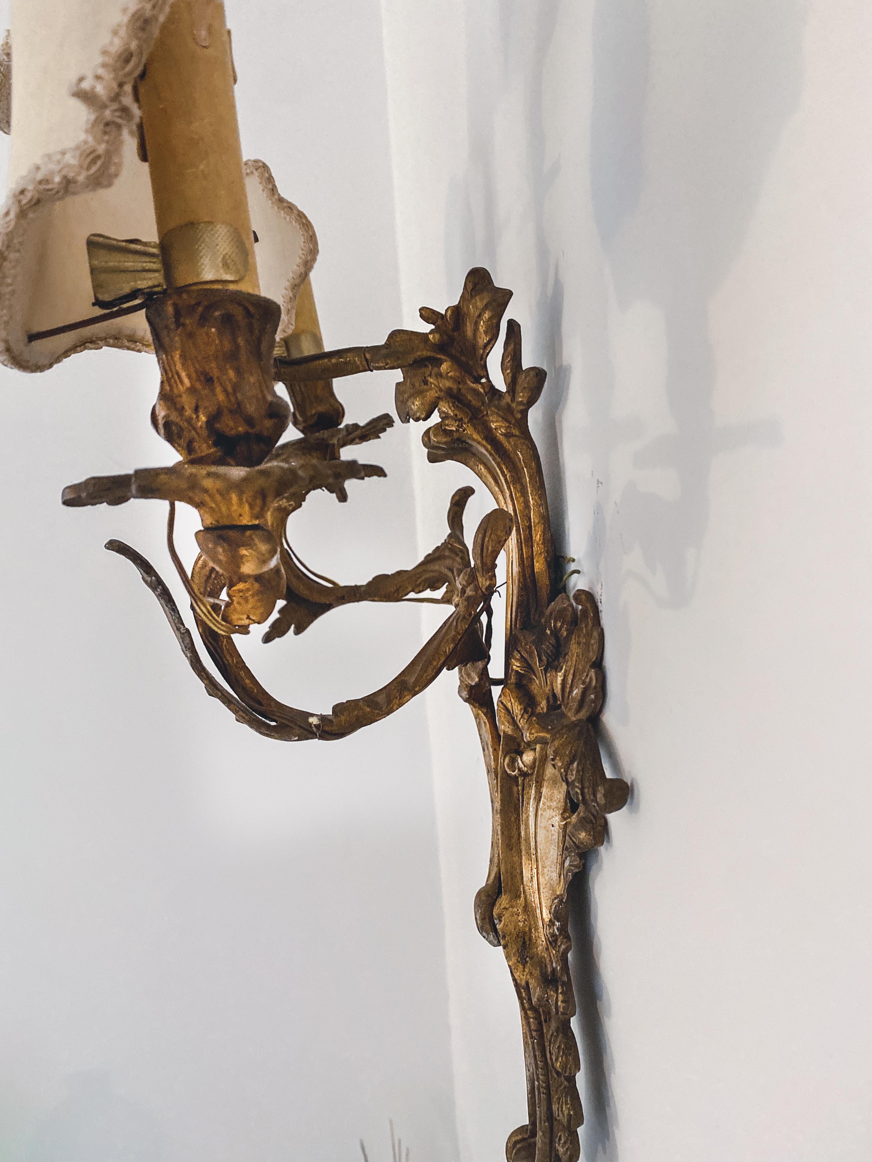 Siglo XIX Pareja de apliques o lámparas de pared de bronce dorado estilo Luis XV Fines del siglo XIX en venta