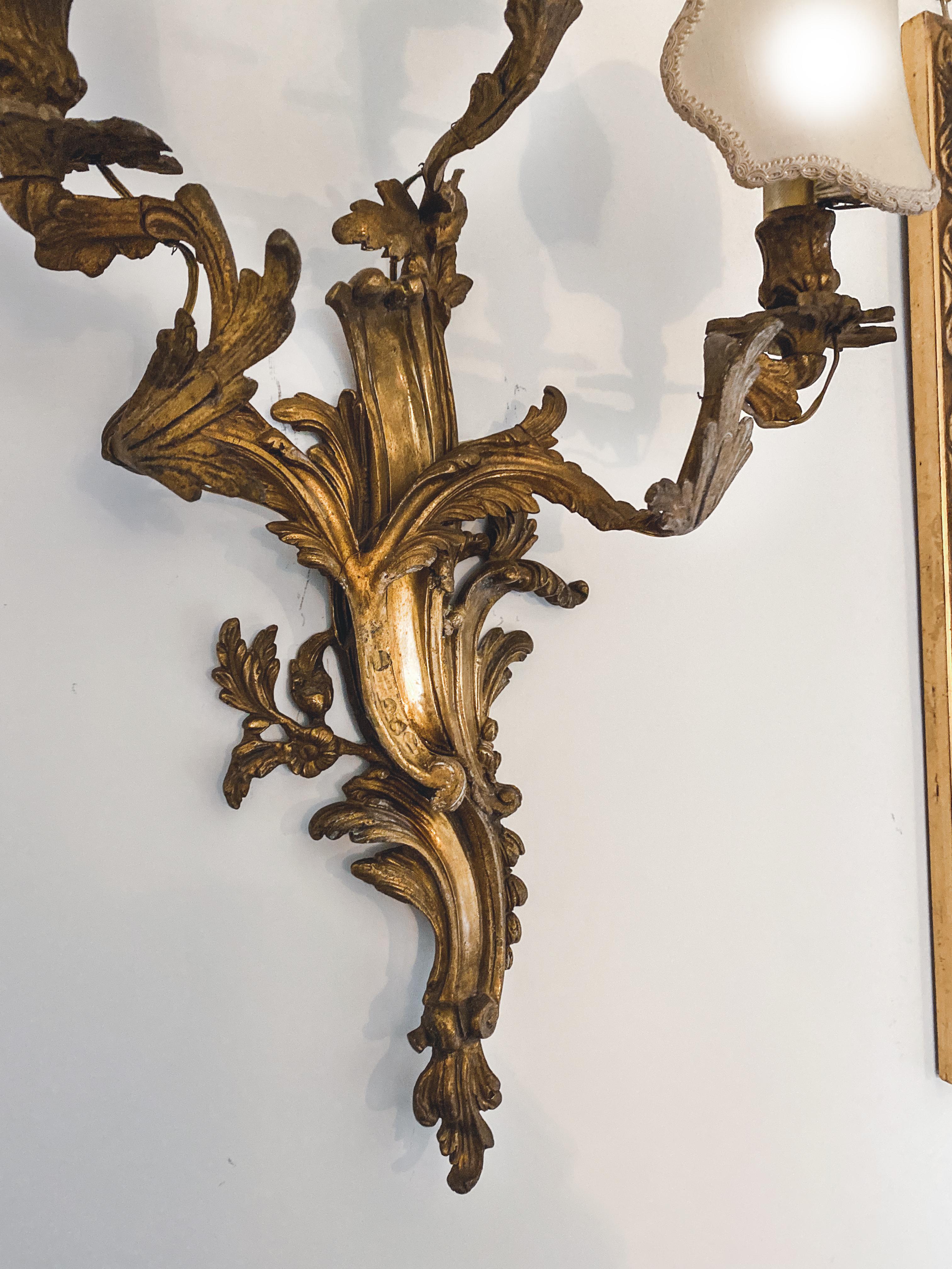 Siglo XIX Pareja de apliques o lámparas de pared de bronce dorado estilo Luis XV en venta 3