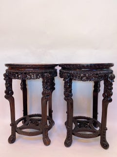 Paire de supports de fleurs chinois en bois de rose sculpté du 19ème siècle avec plateau en marbre