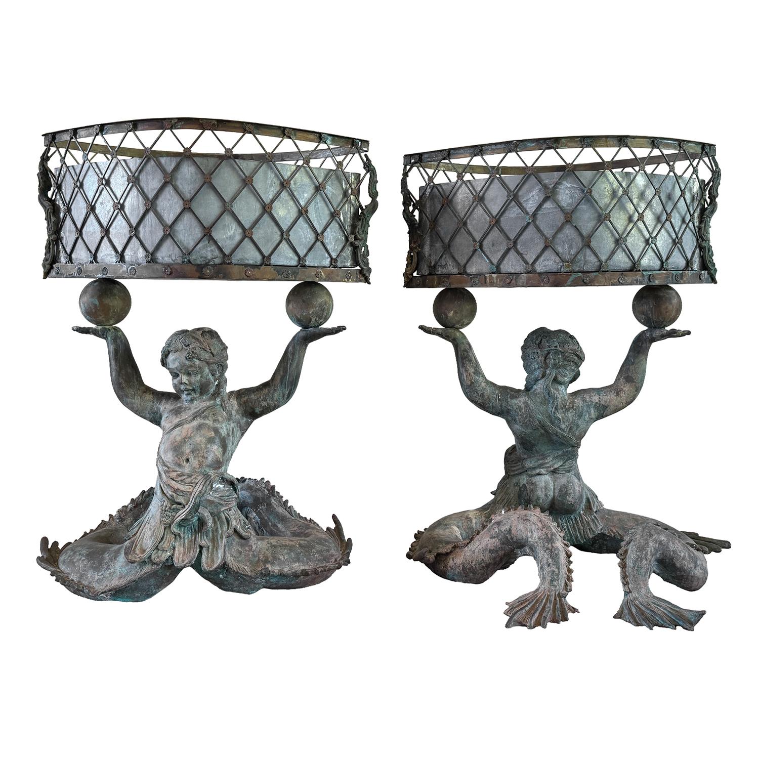 Francese Coppia di Jardinières in bronzo francese del XIX secolo con basi di putti e conchiglie in vendita