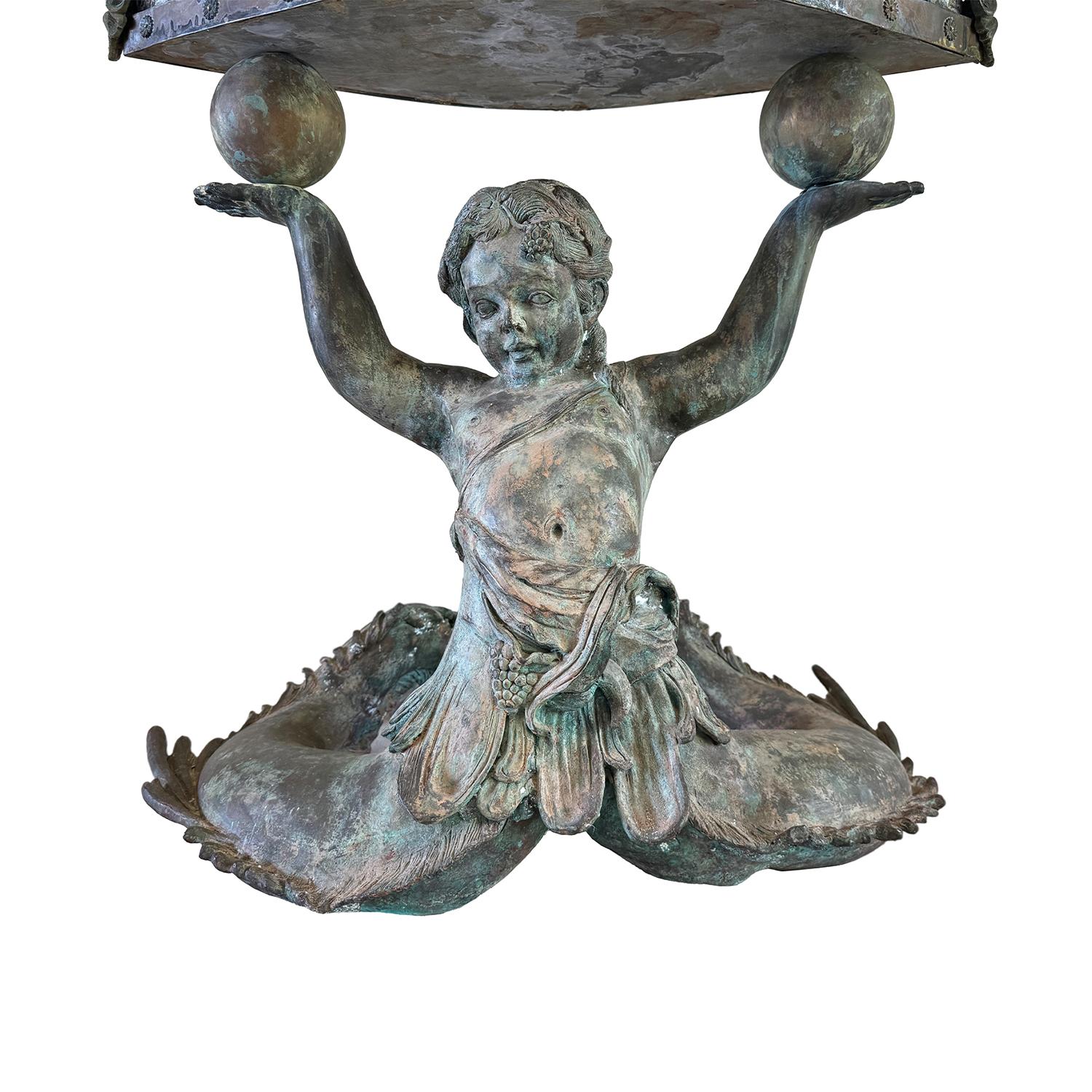 Coppia di Jardinières in bronzo francese del XIX secolo con basi di putti e conchiglie in vendita 1