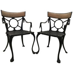 paire de chaises de jardin anciennes en fonte française du 19ème siècle en noir