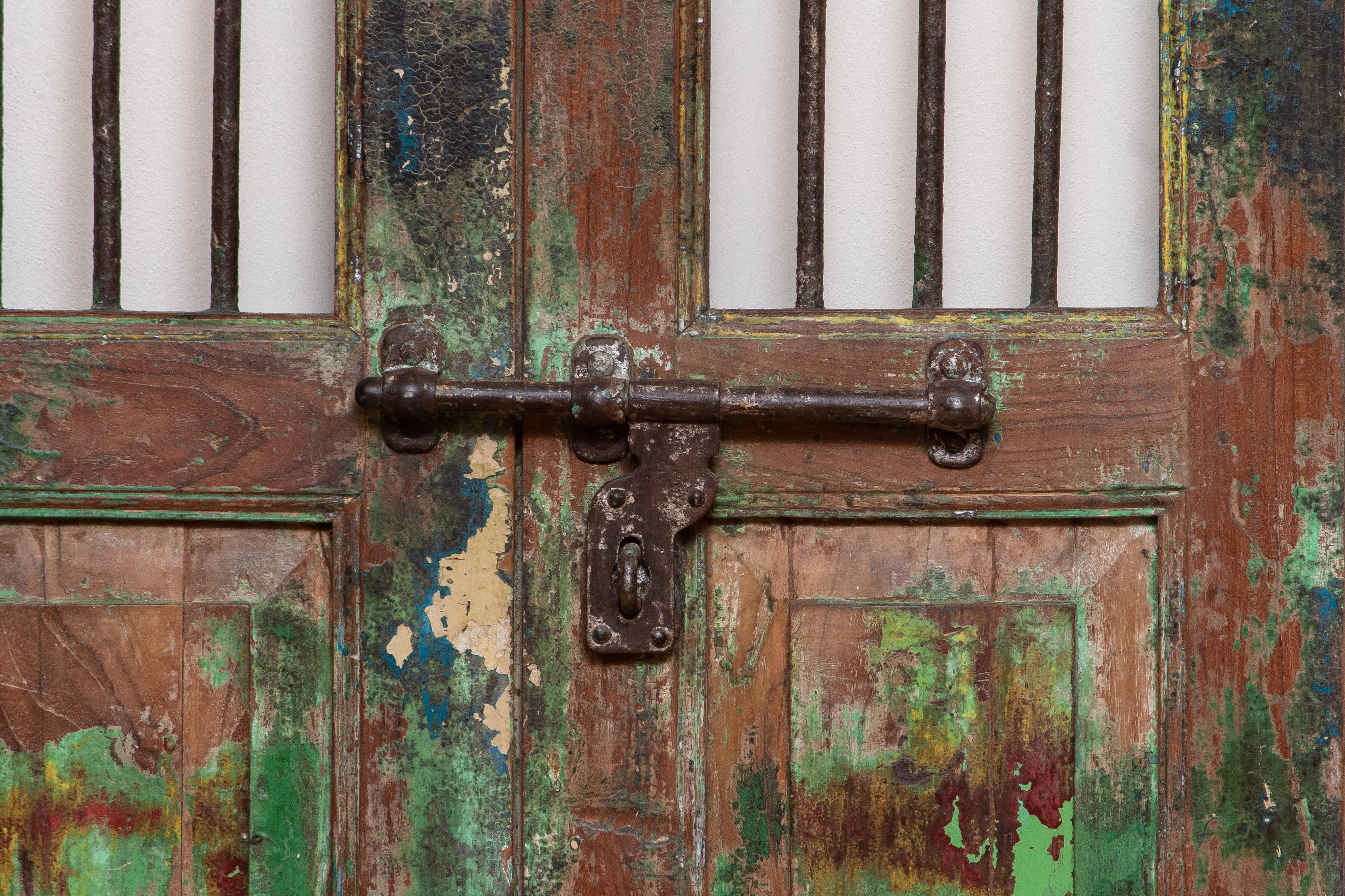 Indien Paire de fermoirs de fenêtres/portes anciens d'Inde avec barres en métal du 19ème siècle en vente