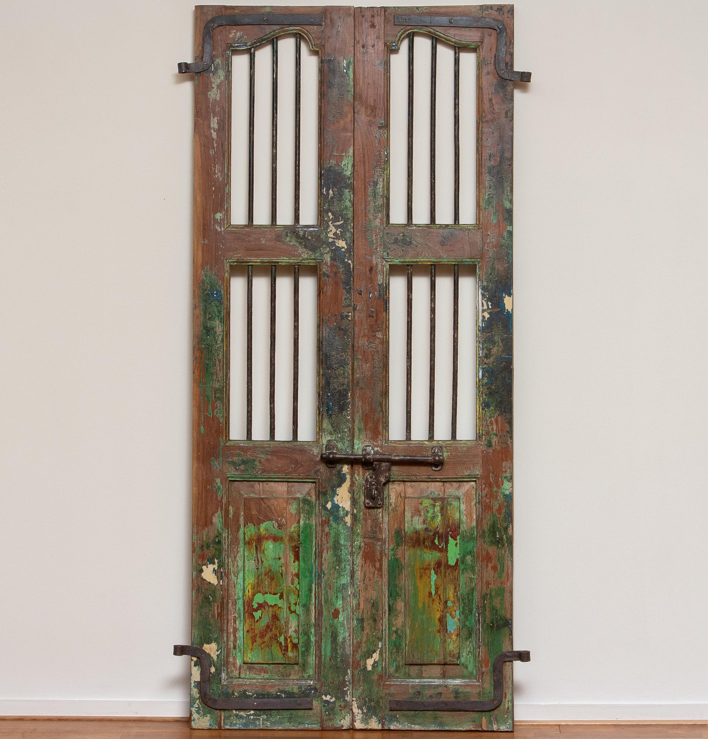 19th Century Pair of Antique Window / Doors Shutters from India with Metal Bars In Good Condition In Silvolde, Gelderland