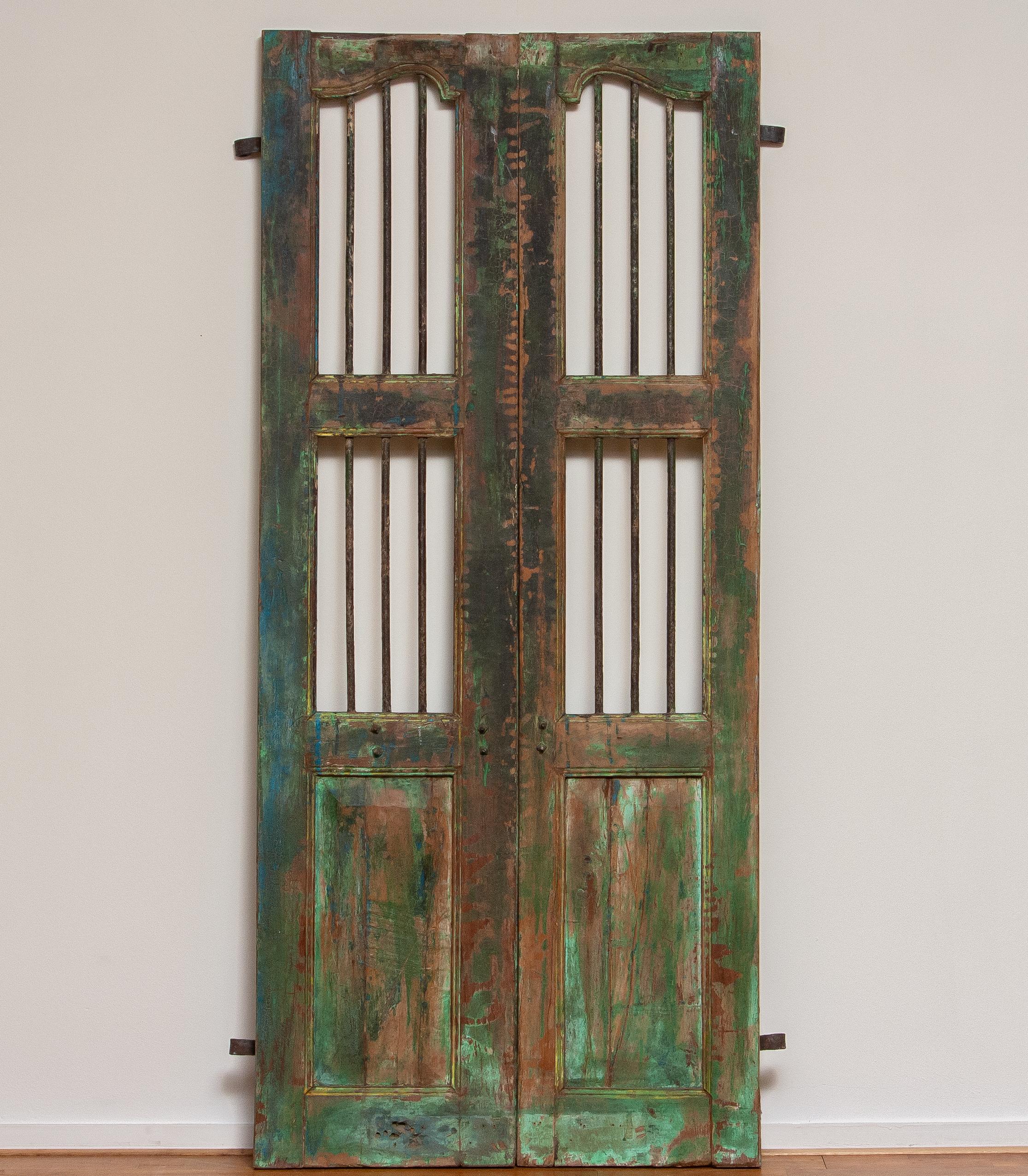 Paar antike Fenster-/Tür-Schränke aus Indien mit Metallstangen aus dem 19. Jahrhundert (Stahl) im Angebot