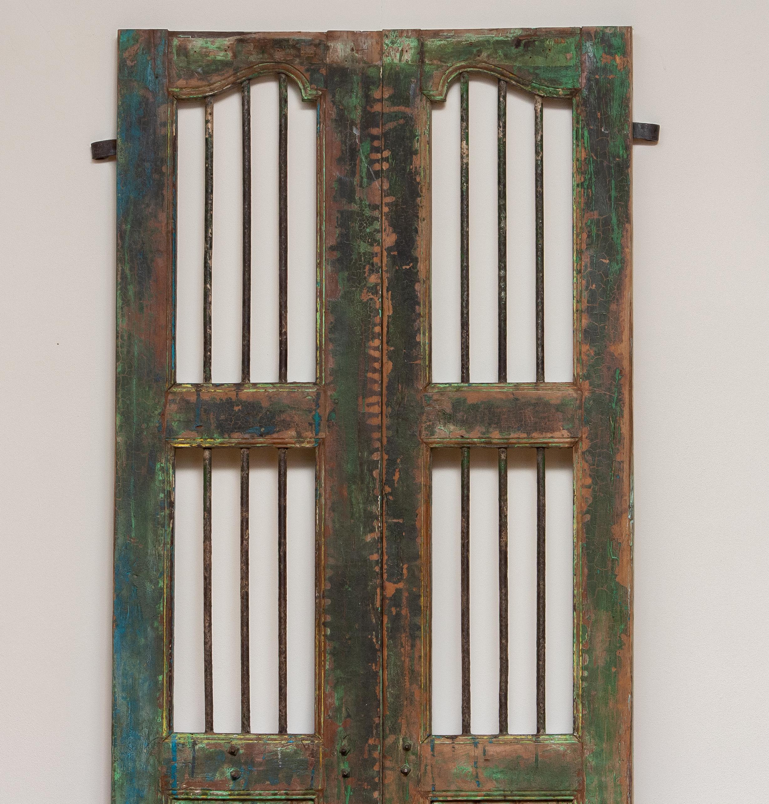 Acier Paire de fermoirs de fenêtres/portes anciens d'Inde avec barres en métal du 19ème siècle en vente
