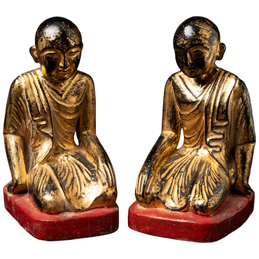 Paire de statues anciennes en bois représentant des moines birmans, datant du XIXe siècle et provenant de Birmanie en vente