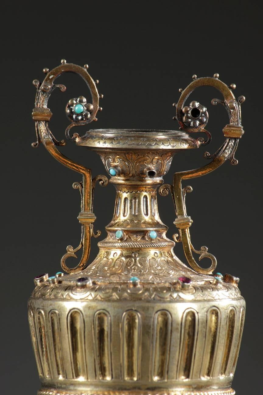 Napoléon III 19ème siècle Paire de vases austro-hongrois en argent doré avec pierres précieuses en vente