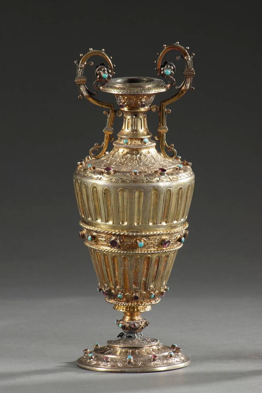 19. Jahrhundert Paar österreichisch-ungarische Vasen aus vergoldetem Silber mit Edelsteinen (Vergoldet) im Angebot