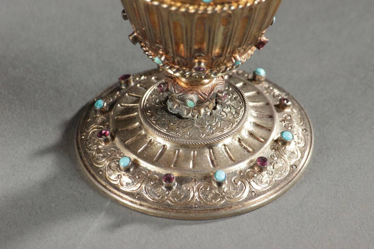 19. Jahrhundert Paar österreichisch-ungarische Vasen aus vergoldetem Silber mit Edelsteinen im Zustand „Gut“ im Angebot in Paris, FR