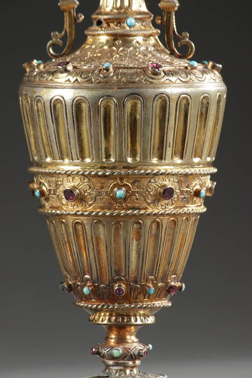 19. Jahrhundert Paar österreichisch-ungarische Vasen aus vergoldetem Silber mit Edelsteinen im Angebot 1
