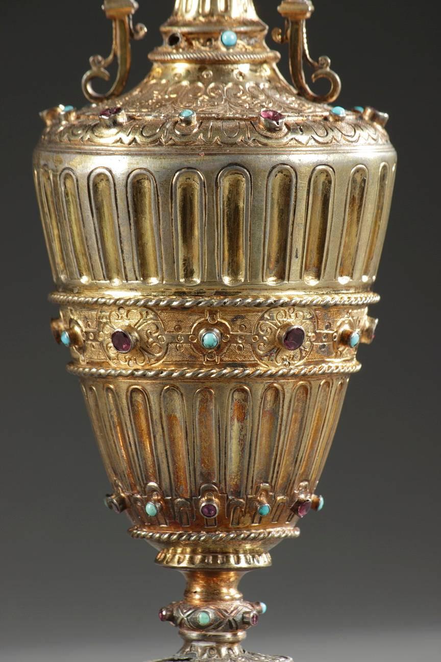 Argento Coppia di vasi austro-ungarici del XIX secolo in argento dorato con pietre preziose in vendita