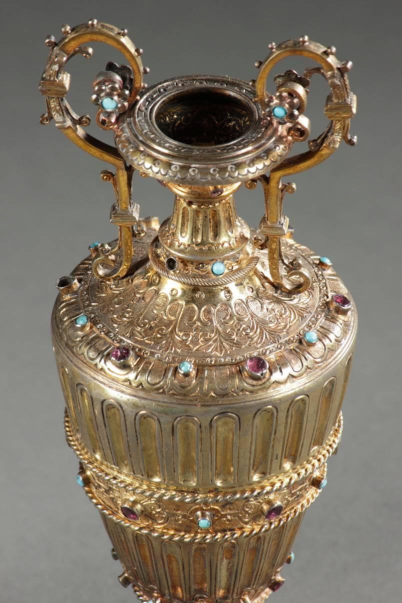 Argent 19ème siècle Paire de vases austro-hongrois en argent doré avec pierres précieuses en vente