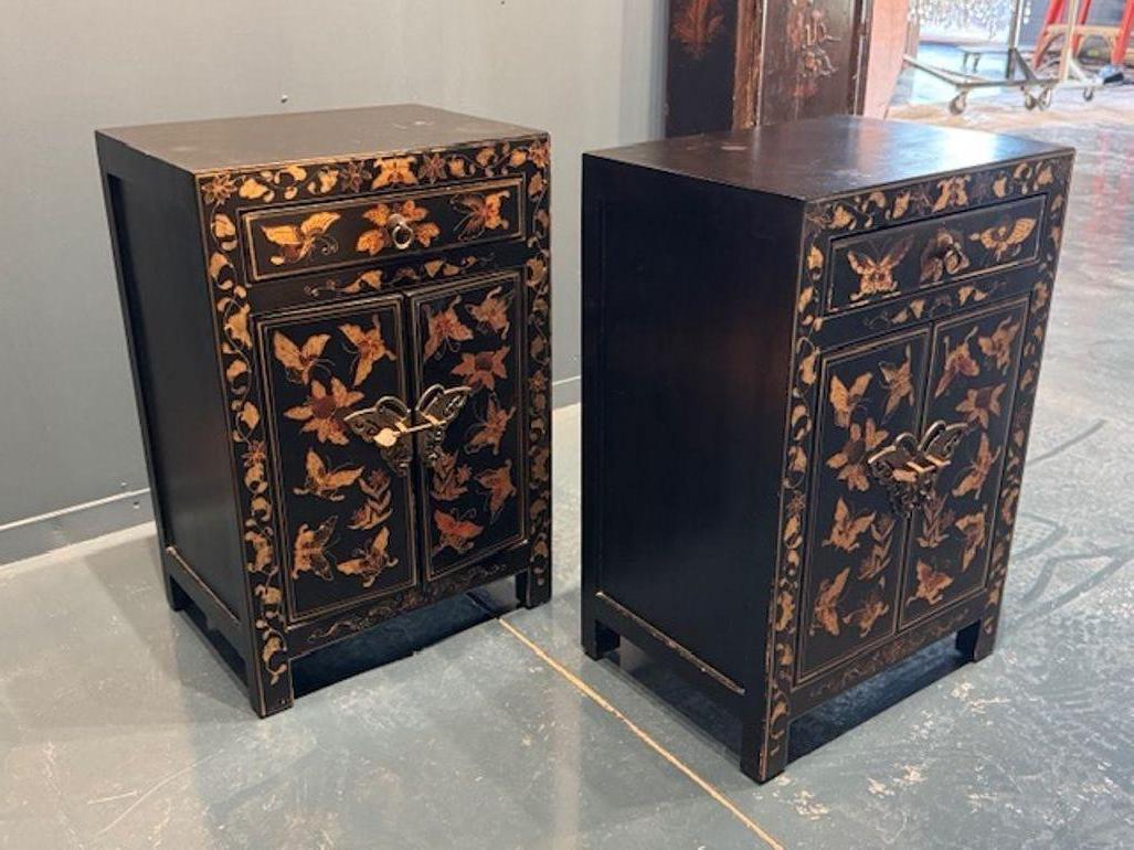 Plongez dans le charme du XIXe siècle avec cette exquise paire de coffres laqués noirs, ornés d'un captivant motif de papillons à la feuille d'or. Chaque pièce de ce duo dégage une élégance intemporelle, le design papillon complexe ajoutant une
