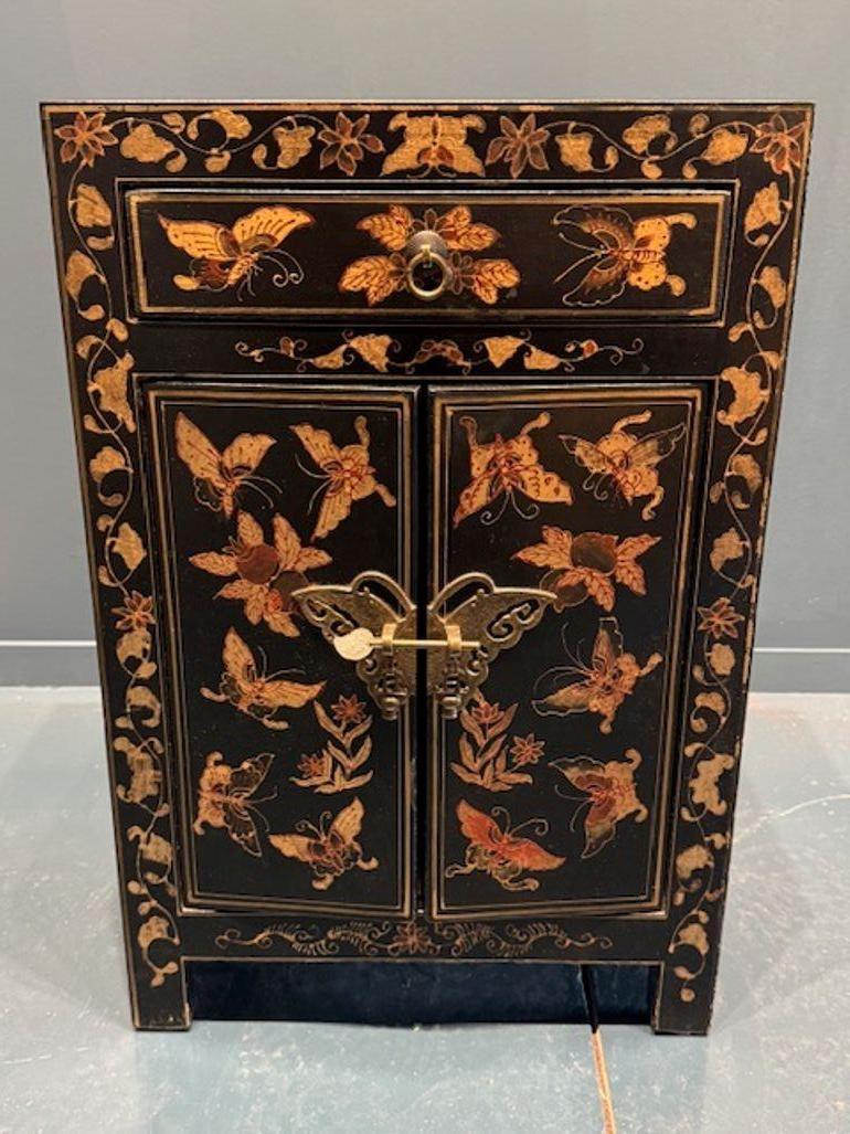 Anglais Paire de commodes laquées noires avec motif de papillon en feuille d'or du 19ème siècle en vente