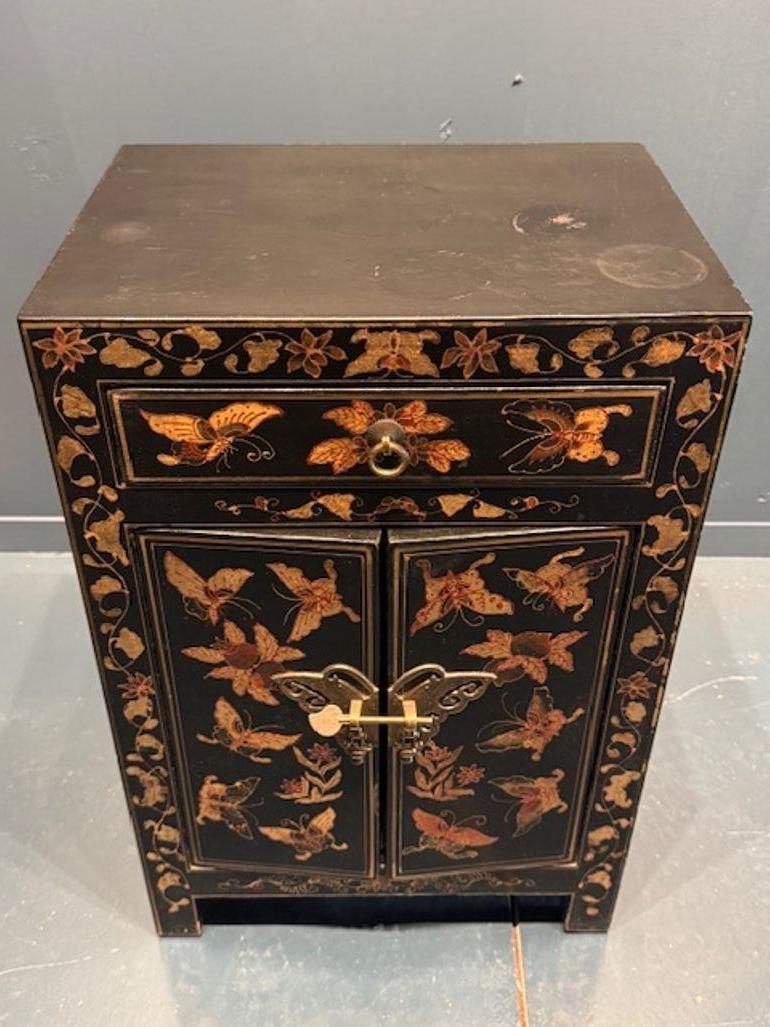 Laqué Paire de commodes laquées noires avec motif de papillon en feuille d'or du 19ème siècle en vente