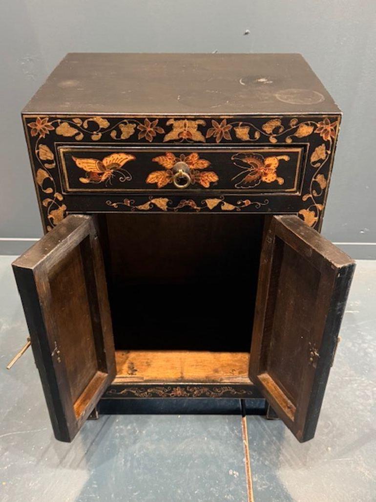 Paire de commodes laquées noires avec motif de papillon en feuille d'or du 19ème siècle Bon état - En vente à Dallas, TX