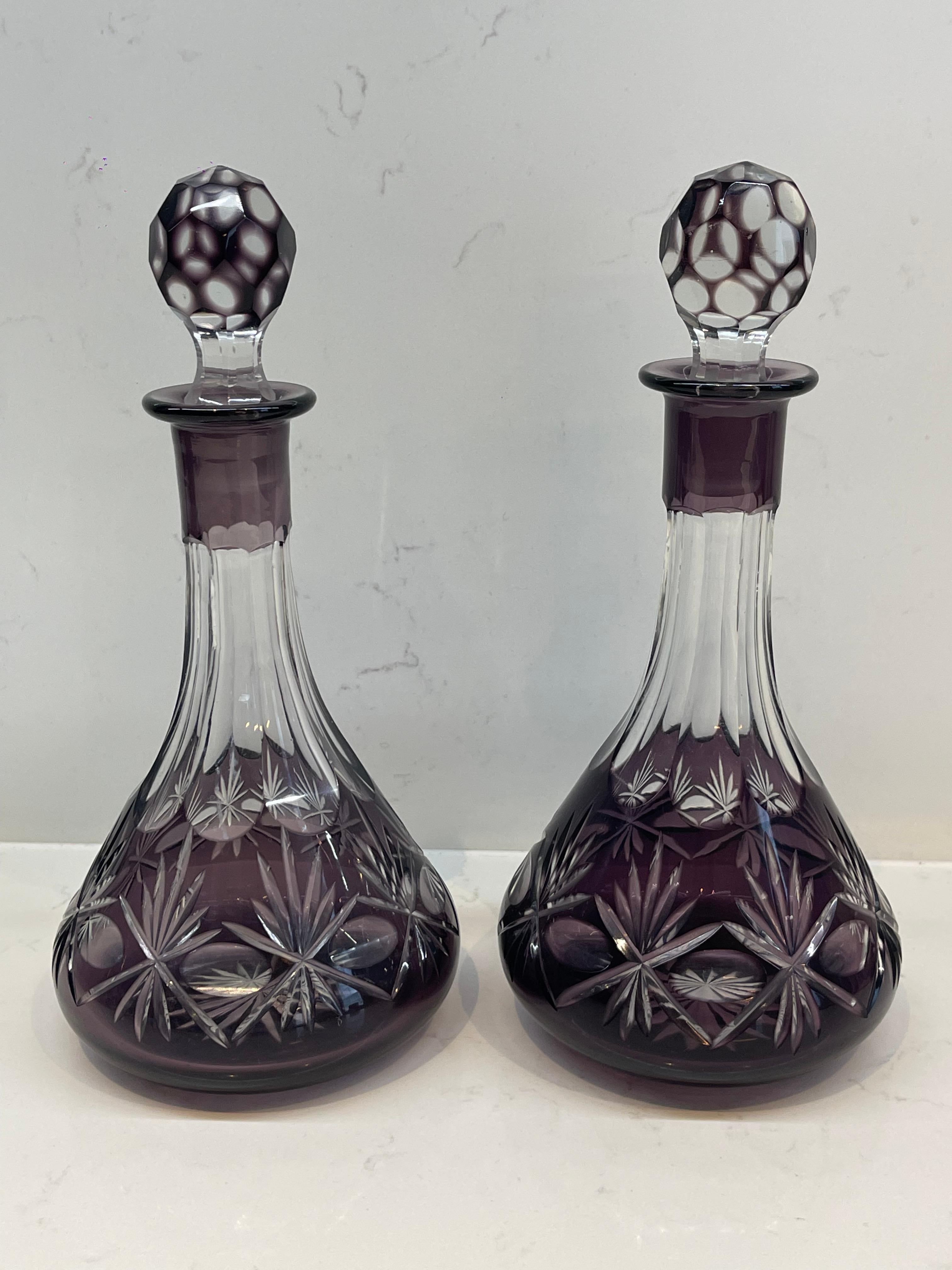 Ein Paar böhmische balusterförmige Kristallkaraffen aus dem 19. Jahrhundert mit Kugelverschluss.

Die böhmischen Glasmacher stellen hochwertiges Kristall her, das sich durch seine Klarheit und Brillanz auszeichnet und  kunstvolle Verzierungen,