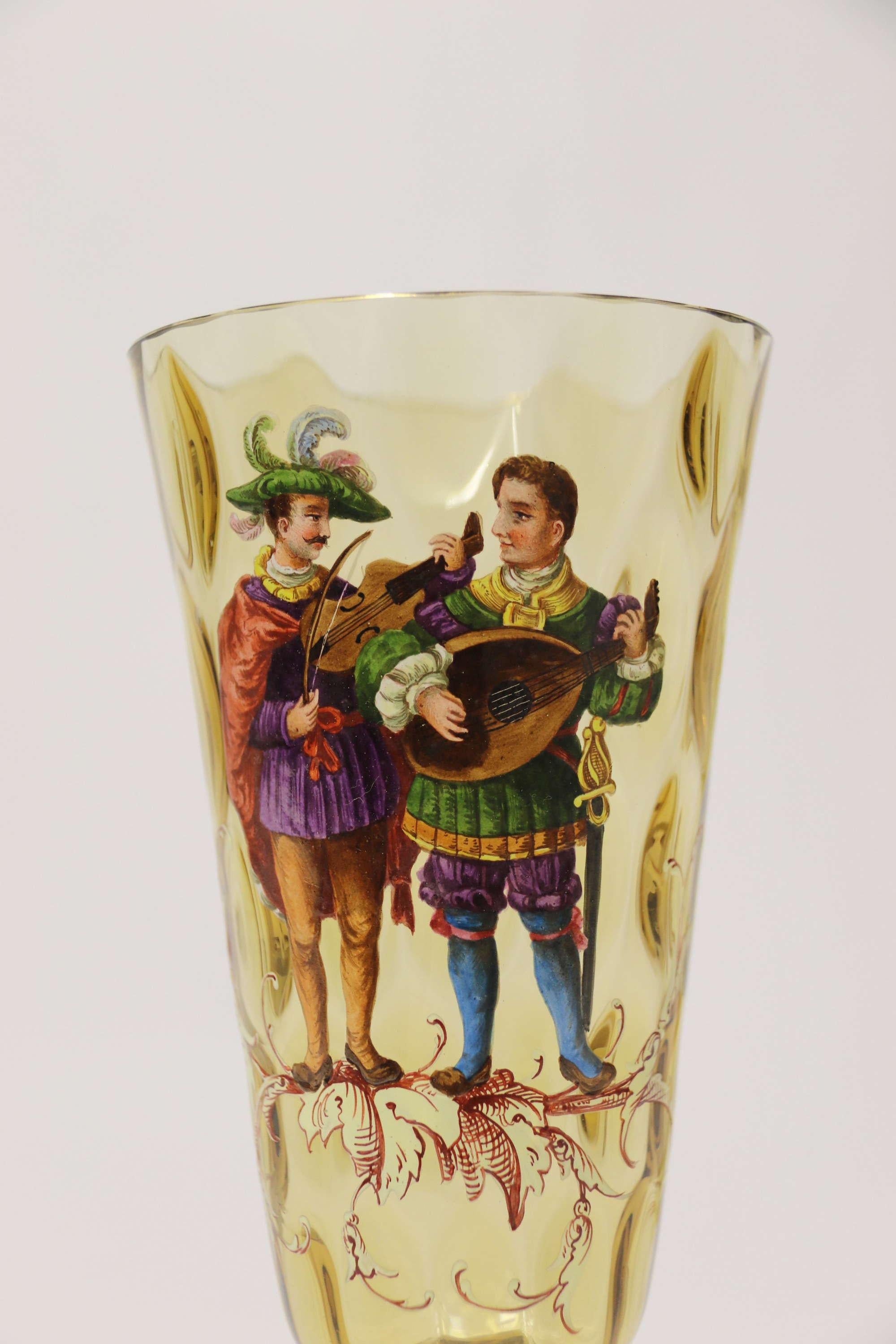 19ème siècle Paire de gobelets en verre émaillé de Bohème, 1860.

Cette belle paire de grands gobelets de Bohème est produite en verre fossilisé brun doré. Ils reposent tous deux sur un large pied avec un bord plié et une ligne dorée. Le pied