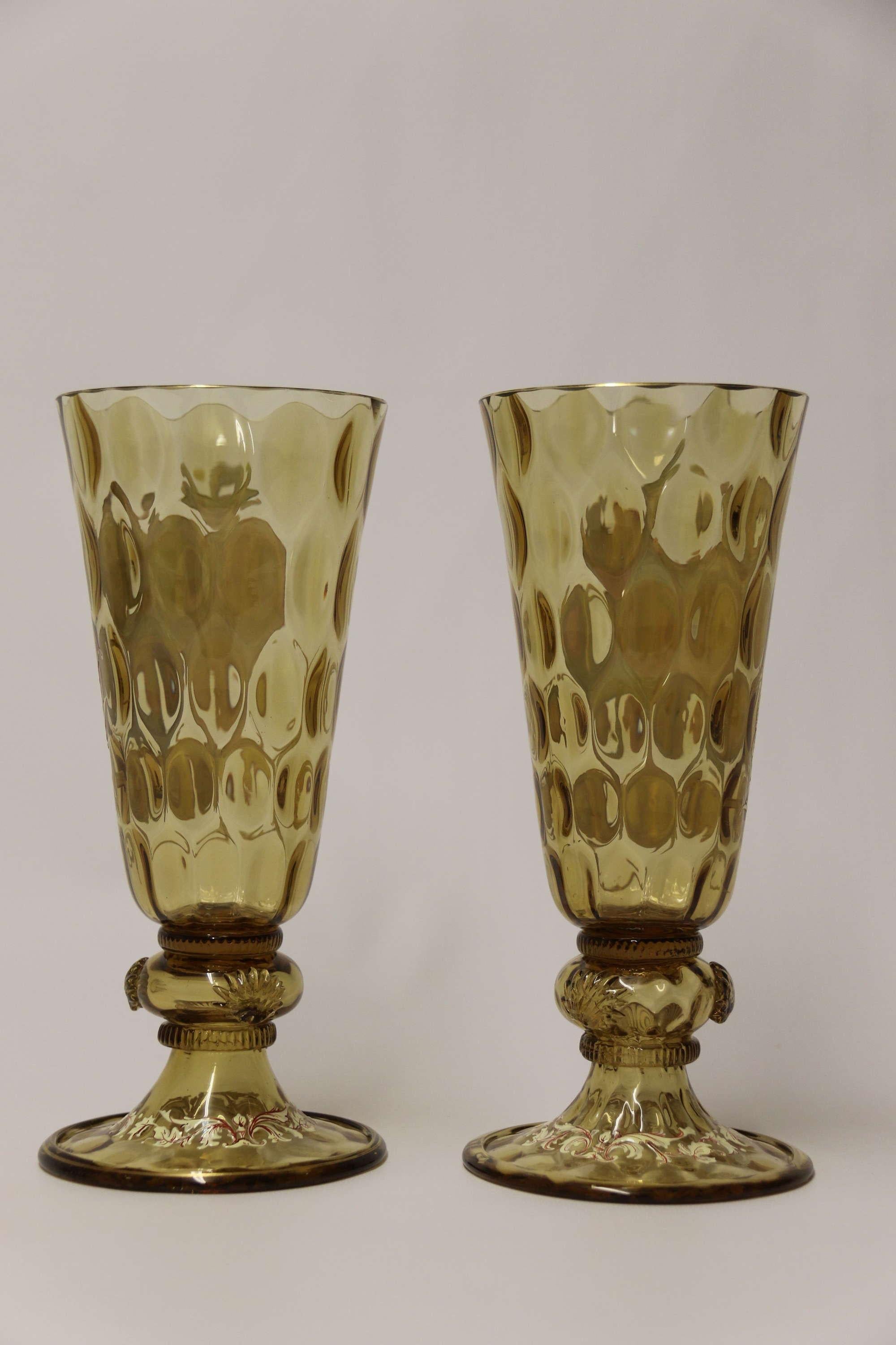 Paire de gobelets de Bohème en verre émaillé figuratif du 19ème siècle, datant d'environ 1860 Bon état - En vente à Central England, GB