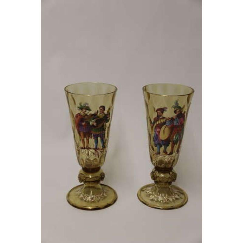XIXe siècle Paire de gobelets de Bohème en verre émaillé figuratif du 19ème siècle, datant d'environ 1860 en vente