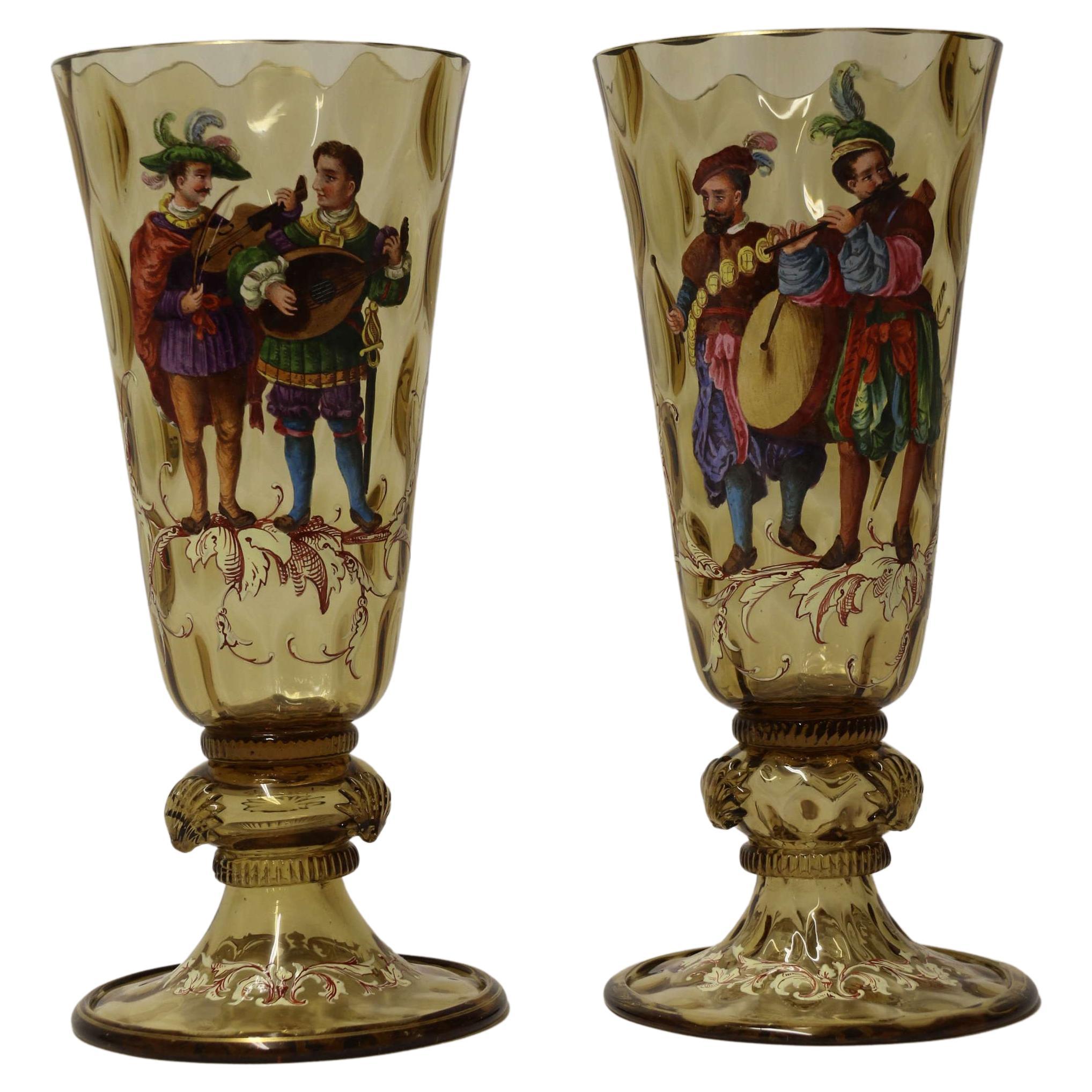 Paire de gobelets de Bohème en verre émaillé figuratif du 19ème siècle, datant d'environ 1860