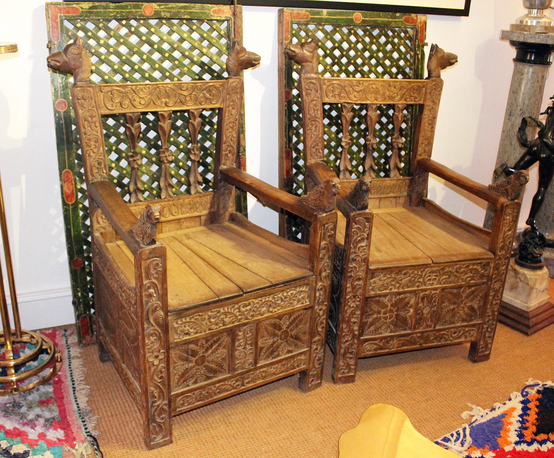 Bolivien Paire de fauteuils boliviens en bois sculptés à la main du 19ème siècle en vente