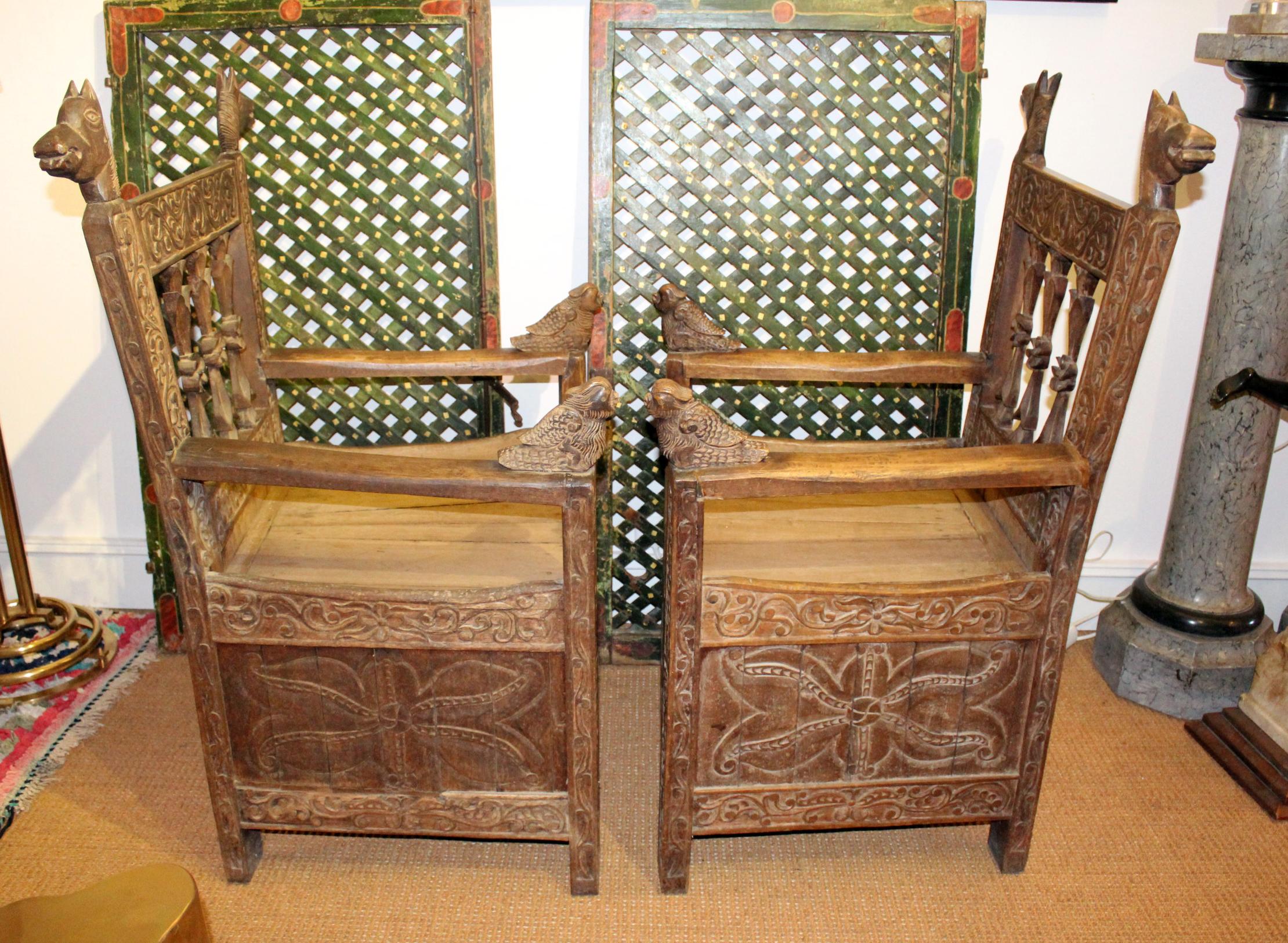 XVIIIe siècle Paire de fauteuils boliviens en bois sculptés à la main du 19ème siècle en vente
