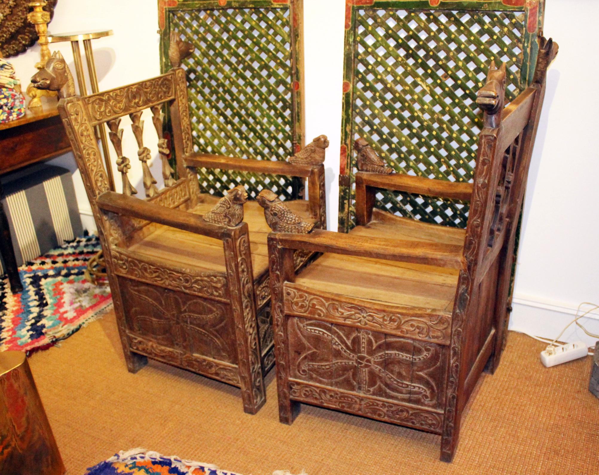 Bois Paire de fauteuils boliviens en bois sculptés à la main du 19ème siècle en vente