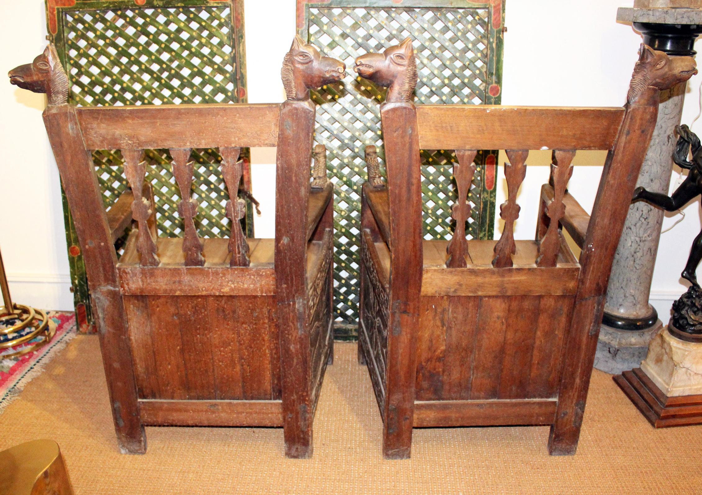 Paire de fauteuils boliviens en bois sculptés à la main du 19ème siècle en vente 1