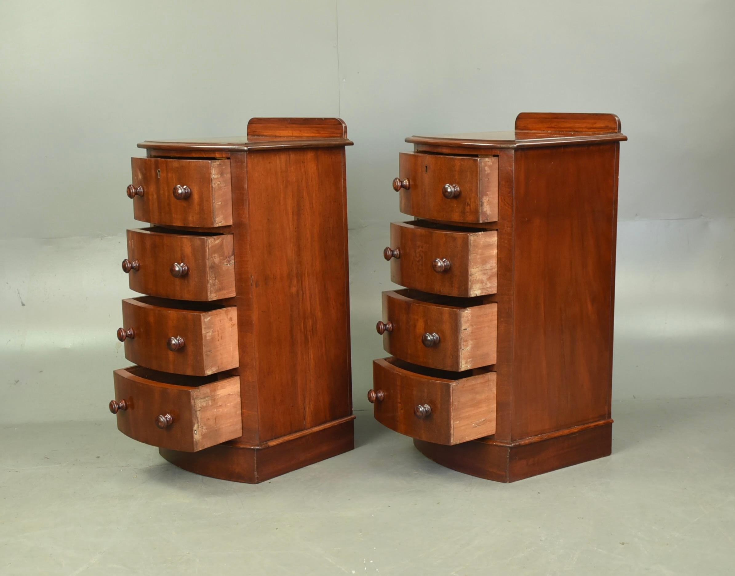19th century pair of bow front bedside chests of drawers In Good Condition In Chelmsford, GB