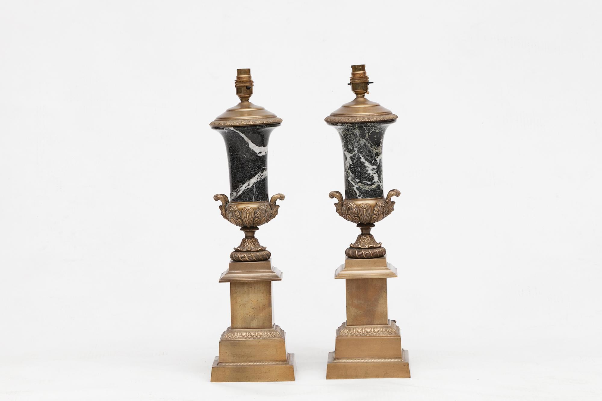 Victorien tardif Paire de lampes de table en laiton et marbre du XIXe siècle en vente