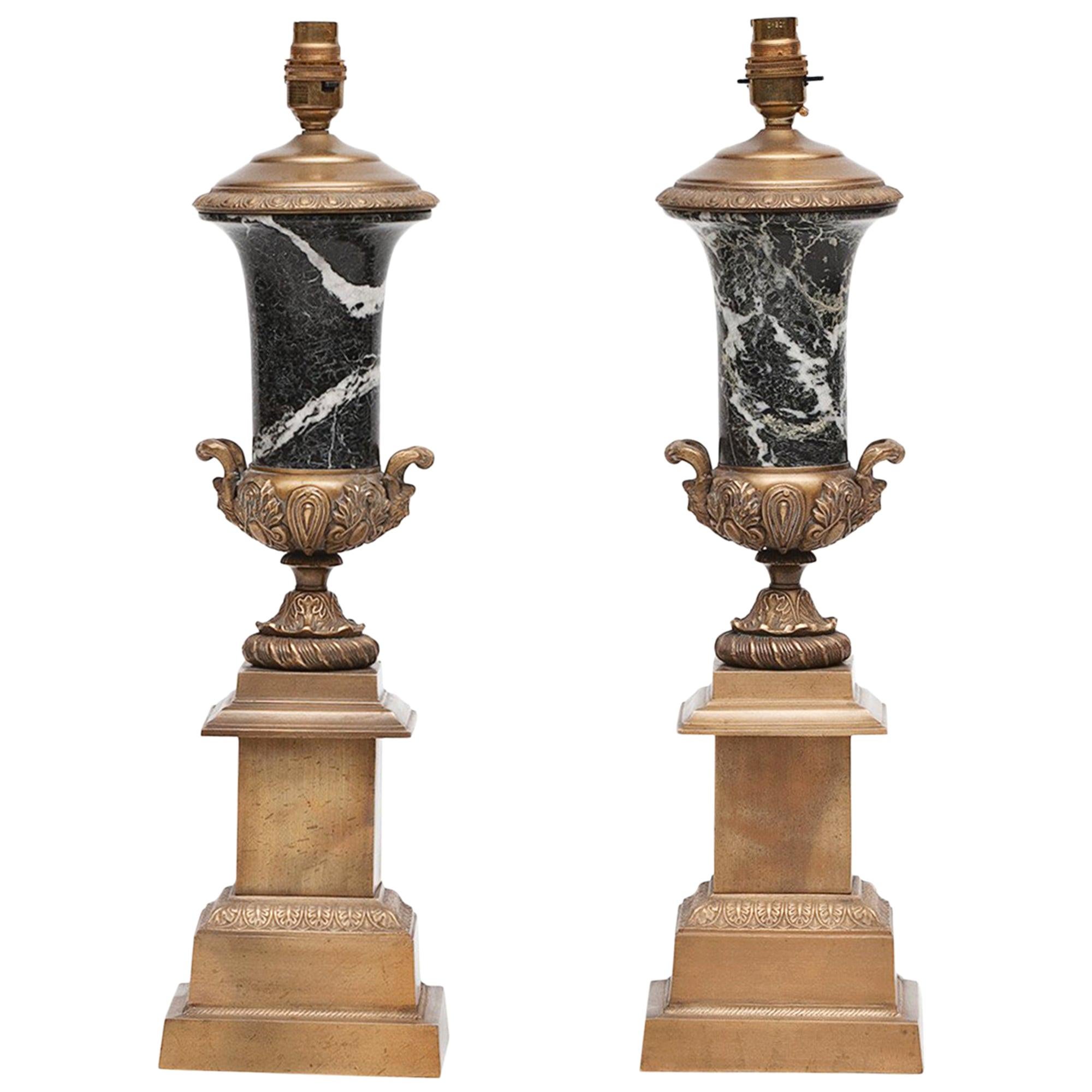 19. Jahrhundert Paar Tischlampen aus Messing und Marmor im Angebot