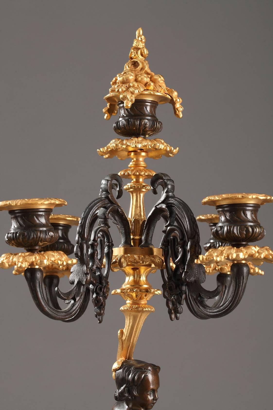 Paar Bronzekandelaber mit Putten aus dem 19. Jahrhundert (Louis XV.)