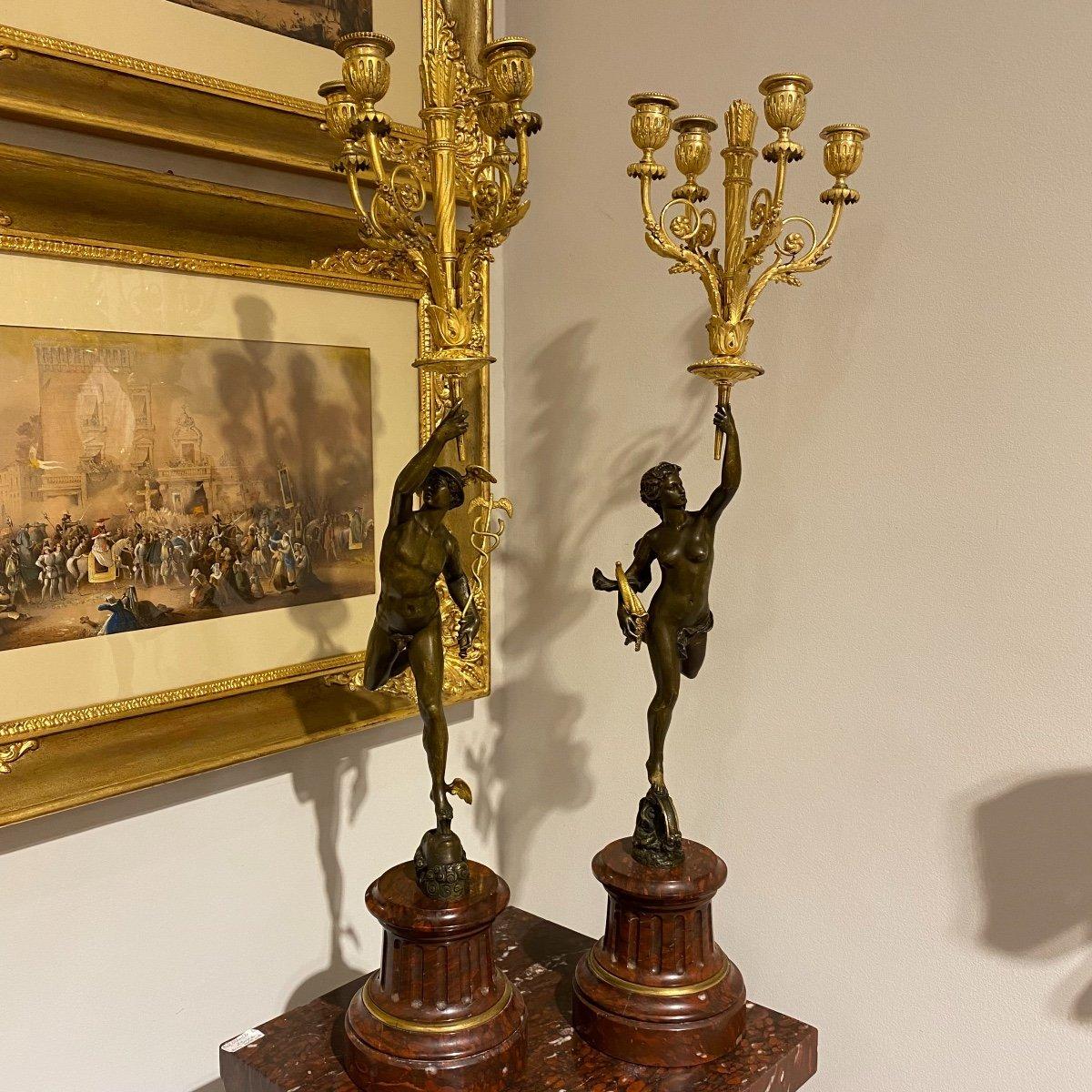 Paar Bronze-Kerzenständer „Hermes und Diana“ aus dem 19. Jahrhundert auf einem Marmorsockel  im Zustand „Gut“ im Angebot in NICE, FR