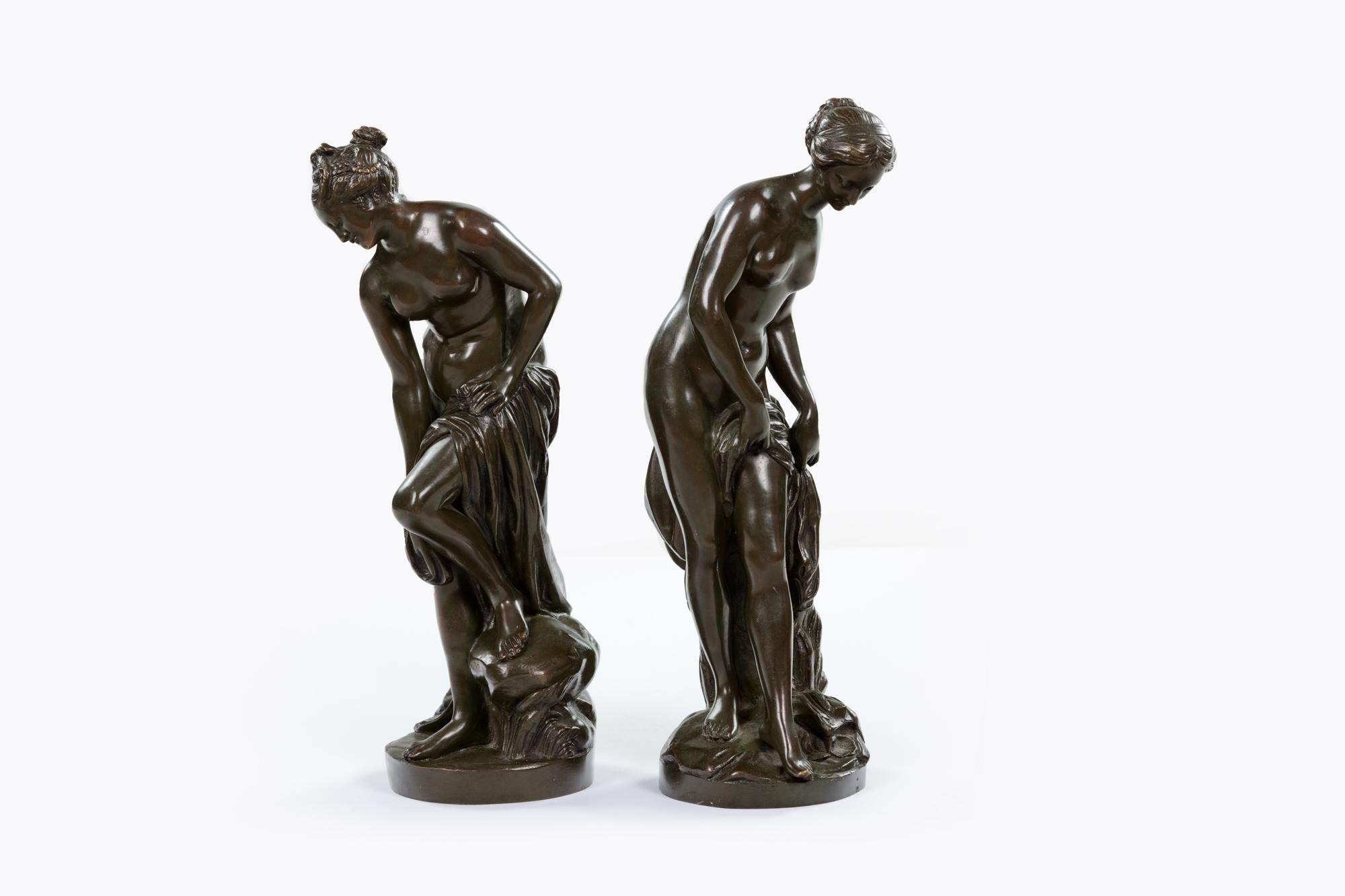 Coppia di figure di bagnanti in bronzo del XIX secolo, La Baigneuse di Etienne-Maurice Falconet (1716-1791).