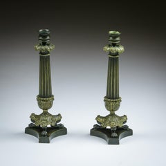 Paire de chandeliers tripodes en bronze à patte de lion du 19e siècle
