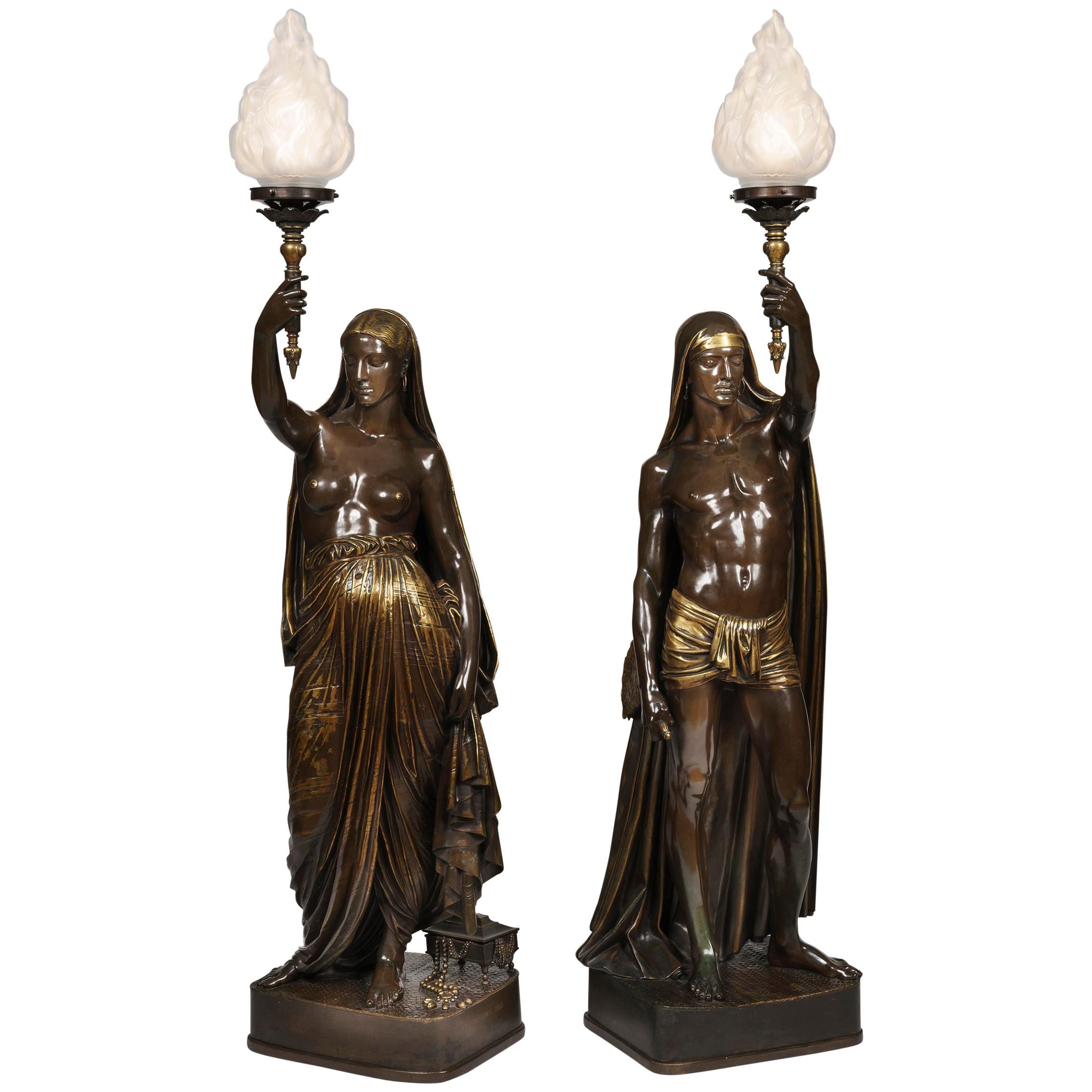 Grande paire de torchères figuratives en bronze du 19ème siècle