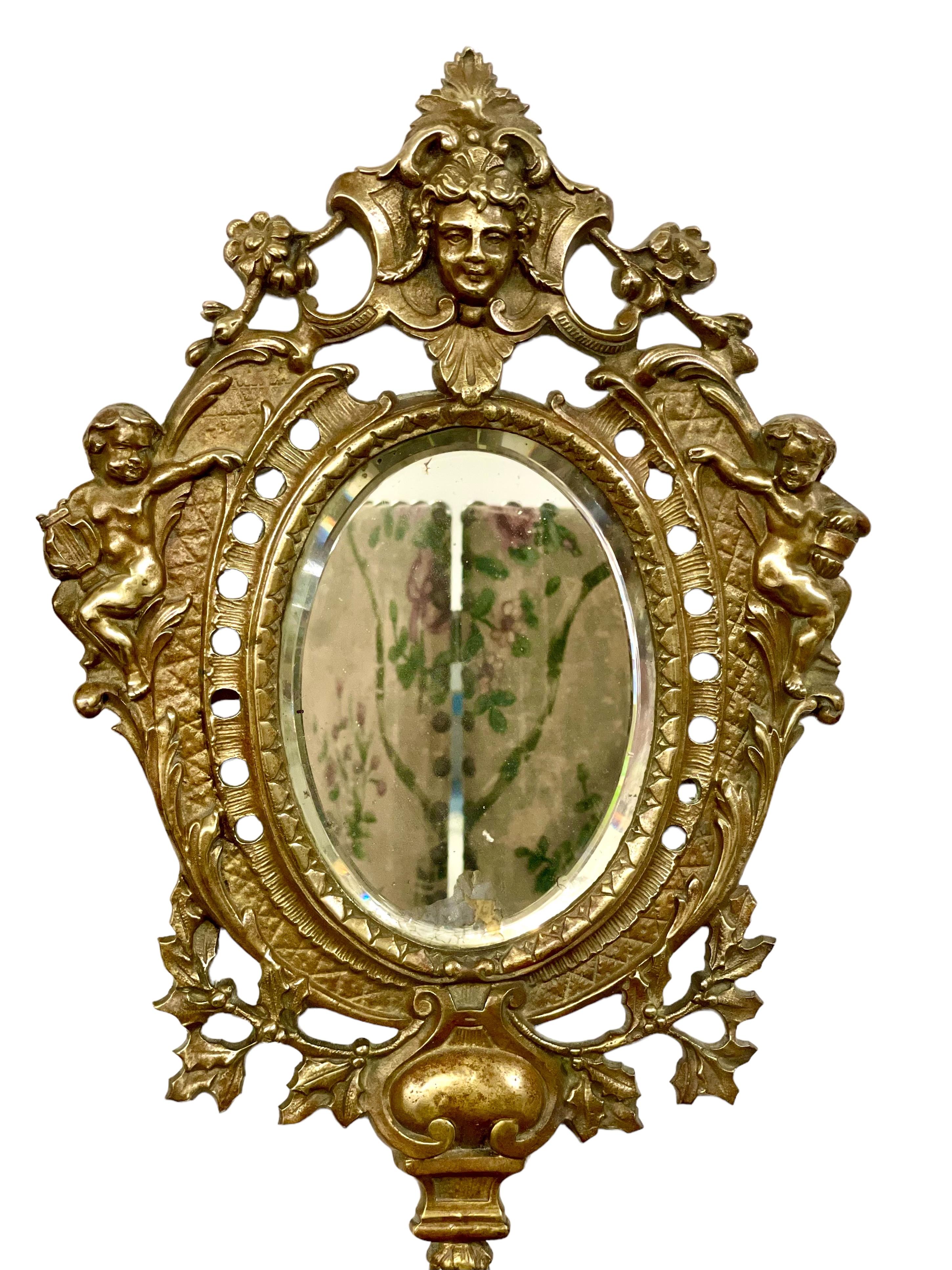 Ein feines Paar vergoldeter Bronze-Wandgirandolen aus dem 19. Jahrhundert, jede mit ihrer originalen ovalen Spiegelplatte mit abgeschrägter Kante und mit drei Beleuchtungsarmen mit verzierten Kerzenhaltern und Tropfschalen ausgestattet. Die fein