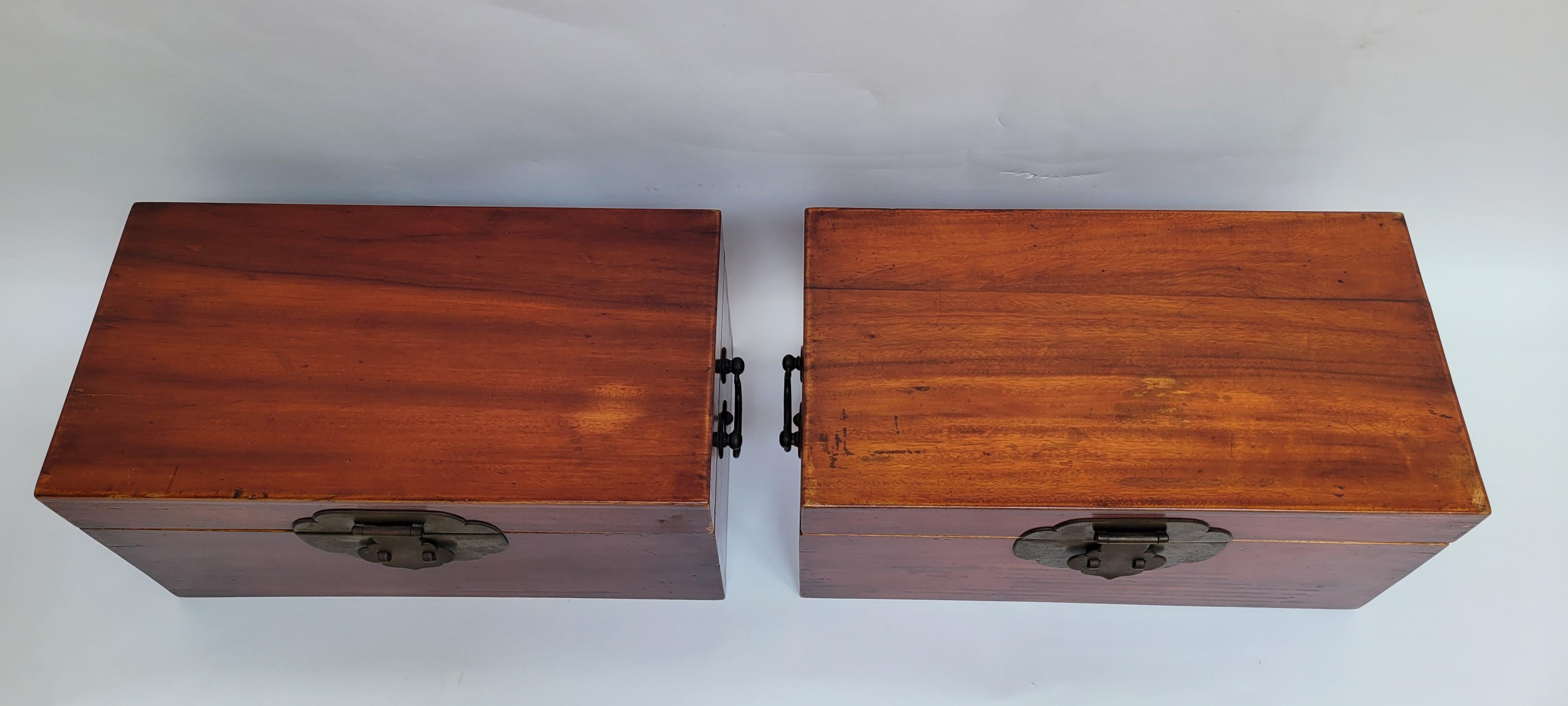 Cette paire de boîtes de rangement en camphre a sa finition laquée d'origine. La construction est faite d'assemblages standard à tenon et mortaise.