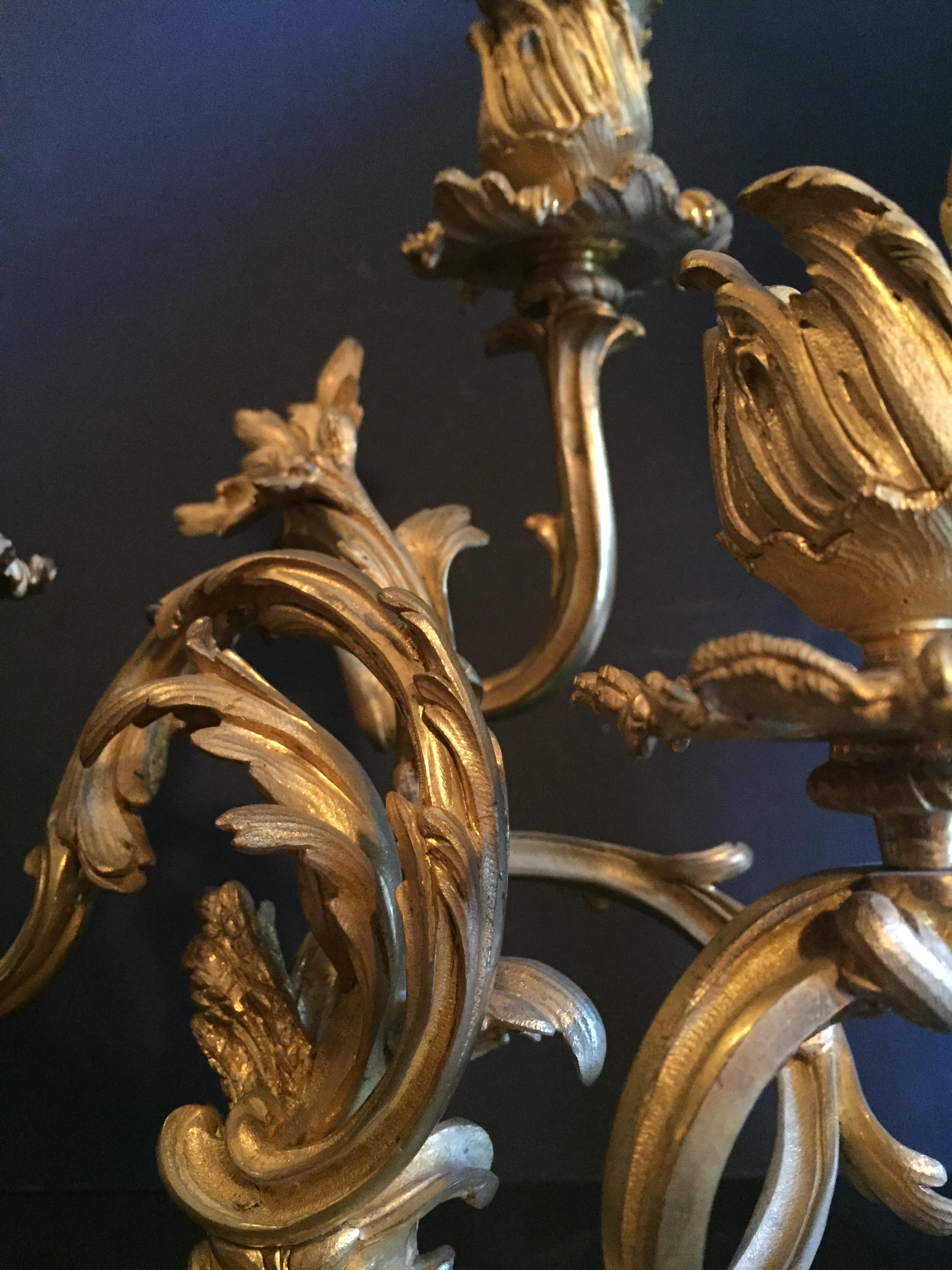 Paar Kandelaber im Louis-XV-Stil, Goldbronze, Frankreich. (Bronze) im Angebot