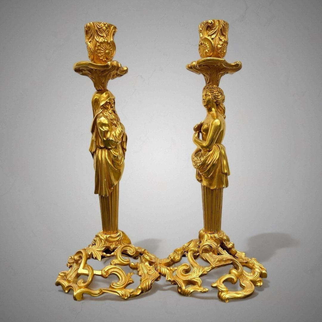 Paar Kerzenständer aus vergoldeter Bronze aus dem 19. Jahrhundert (Vergoldet) im Angebot