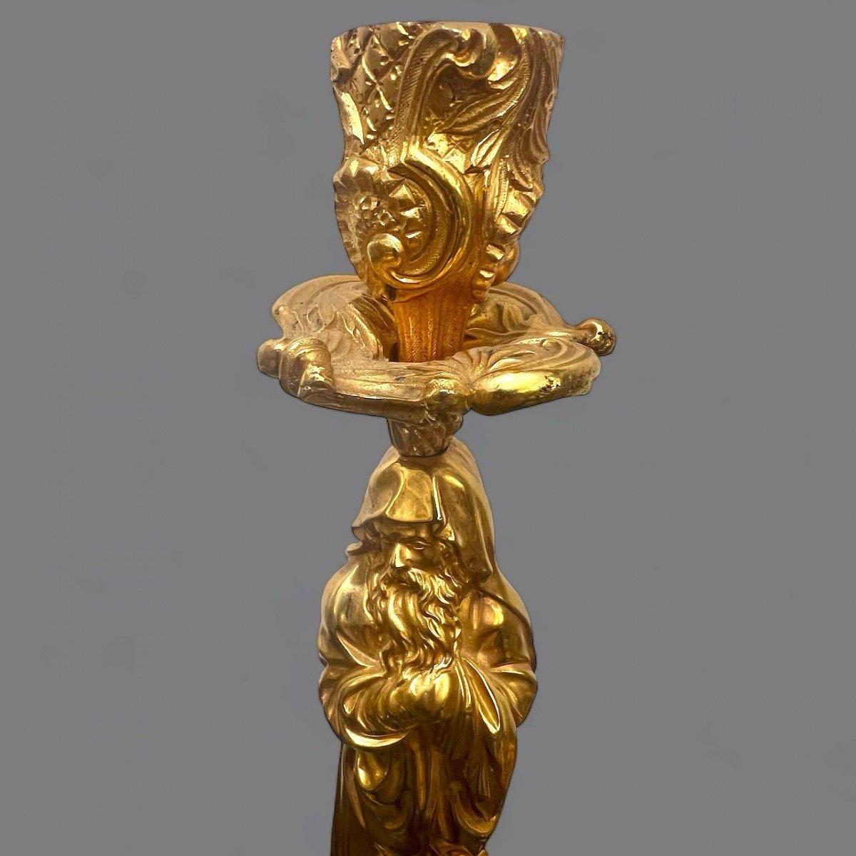 Paar Kerzenständer aus vergoldeter Bronze aus dem 19. Jahrhundert im Angebot 3