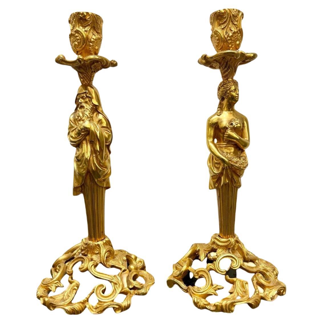 Paar Kerzenständer aus vergoldeter Bronze aus dem 19. Jahrhundert im Angebot