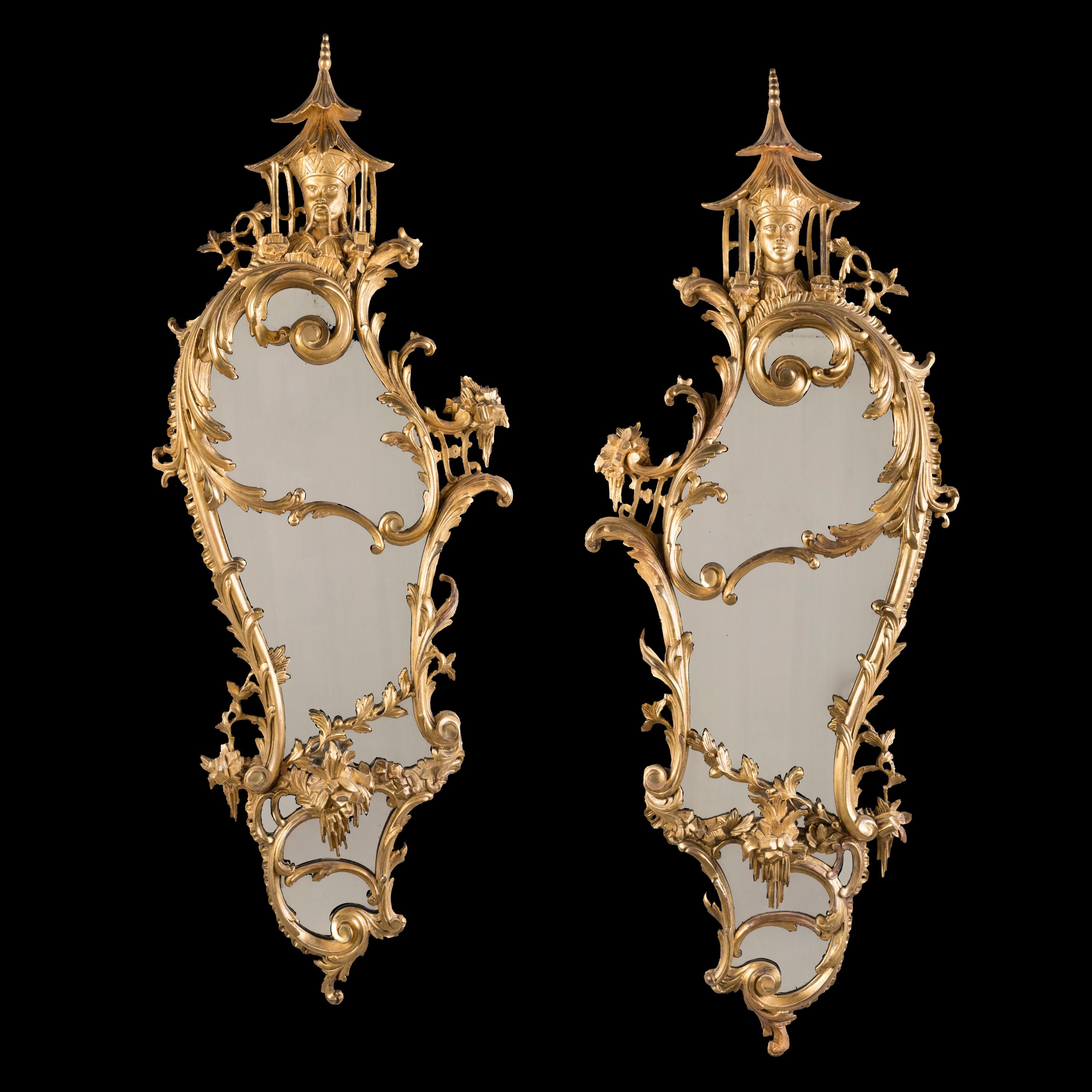 Coppia di specchi Chippendale cinesi in stile Giorgio III

Interamente in legno intagliato e dorato, i piatti a specchio sagomati sono alloggiati in cornici rococò asimmetriche con volute intagliate, rami frondosi, ghiaccioli, affioramenti rocciosi